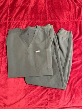 Figs Technical Collection Labeled Scrubs Set